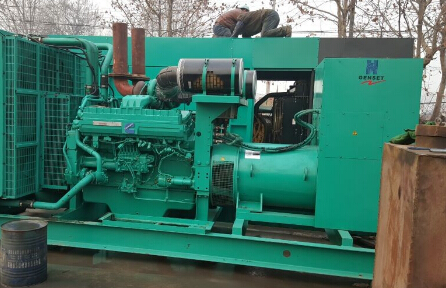 金平发电机组如何判断水冷式机油散热器内部是否需要清洗？